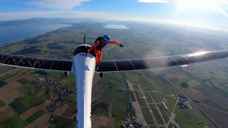 Švýcarský parašutista poprvé skočil z letadla na solární pohon